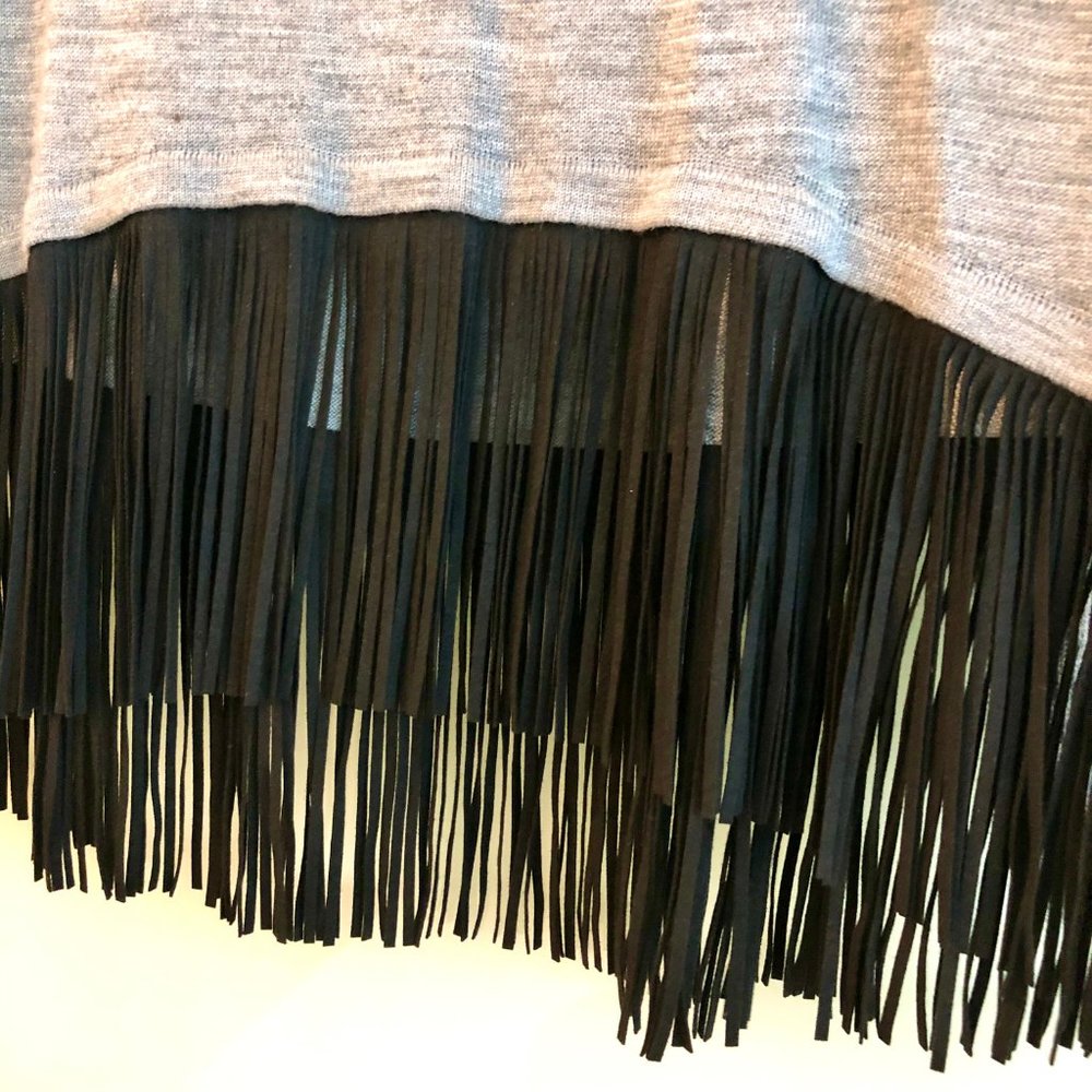 Swingy faux suede fringed gray sweater - Picture 4 of 6